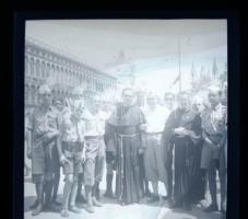 2 darab fotónegatív, magyar cserkészek egyházi személyekkel Olaszországban, 6x6 cm