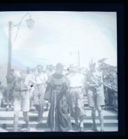 2 darab fotónegatív, magyar cserkészek egyházi személyekkel Olaszországban, 6x6 cm