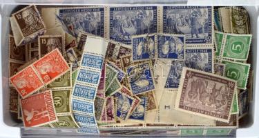 1945-1949 Több ezer német bélyeg műanyag dobozban