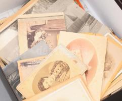 cca 1860-1870 Lustenau, Osztrák polgári család fotóalbuma 73 kisméretű és 27 db nagyméretű albummal....