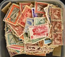 Egy-kétezer gyarmati bélyeg kis műanyag dobozban