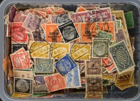 Deutsches Reich + területei néhány ezer bélyeg műanyag dobozban
