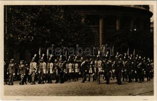 1930 Budapest V. Szent István Bazilika, részlet a Szent István-napi körmenetből a Szent Imre évben, Horthy Miklós, alabárdosok