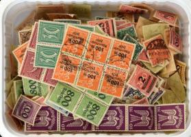 Deutsches Reich néhány ezer inflációs bélyeg műanyag dobozban