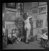 Meztelen nő a kandalló előtt festményekkel, erotikus fotónegatív, 6x6 cm