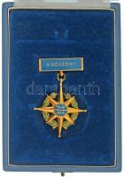 DN(~1980) "A Békéért" aranyozott, részben zománcozott fém kitüntetés eredeti tokban miniatűr nélkül T:AU