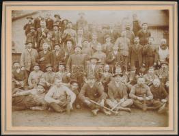 1908 Oetl gyár öntöde munkásainak csoportképe, kartonon, 17x22 cm