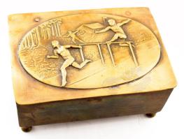 cca 1910/30 Atlétikai jelenetekkel díszített réz díszdoboz, 9,5x13 cm