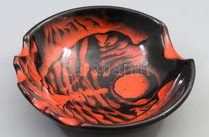 M. Júlia piros-fekete mázas halmintás tál, jelzett, d: 19,5 cm