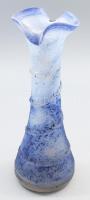 Szakított kékes hutaüveg váza, melegen rátekert száldíszítéssel, anyagában és felületébe égetetten színezett, m: 32 cm