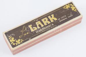 Lark szájharmonika, dobozában