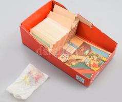 Régi Gazdálkodj okosan! társasjáték bábuk, pénzek, takarékbetétkönyvek, kártyák.