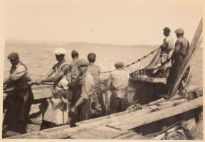 cca 1949-1952 Balatoni halászattal kapcsolatos fotó tétel: a siófoki Balatoni Állami Halászat tehera...