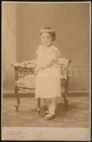1903 Köpe Hermin (Médi), Köpe Viktor író lányának portréja, kabinetfotó Koller Károly tanár utódai b...