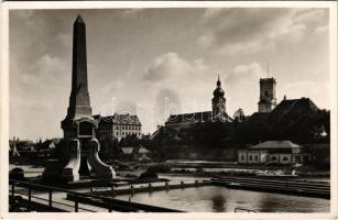 Győr, Versenyuszoda, Gróf Cziráky Béla emlékmű, obeliszk (non PC) (EK)