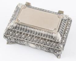 Fém ékszeres díszdoboz, belül bársony díszítéssel, 8x11 cm