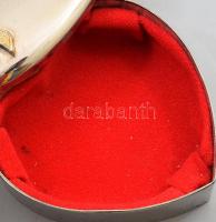 Szív alakú fém ékszeres doboz, benne szív alakú medálos nyaklánccal, 9,5x9,5 cm