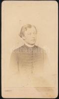 cca 1860-1870 Elegáns fiatal férfi portréja, vizitkártya Simonyi pesti műterméből, 10,5x6 cm