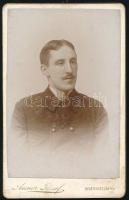 1897 Felvidéki férfi (bányamester?) portréja, vizitkártya Anner József besztercebányai műterméből, a hátoldalon datálással, 10,5x6,5 cm