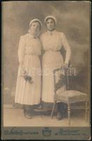 cca 1910-1915 Két ápolónő portréja, kabinetfotó Székely Aladár budapesti műterméből, teteje vágott, ...