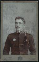 cca 1910-1915 Katonatiszt lövészbojttal, távbecslő ügyességi jelvénnyel, vizitkártya Ika M. pécsi műterméből, kissé foltos, 10,5x6,5 cm