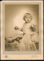 cca 1920 Művészi fotó egy kisgyermekről (Till Jenő első fia Frici), kartonra kasírozott fotó Rozgonyi udvari fényképész budapesti műterméből, a hátoldalon feliratozva, 19x14 cm
