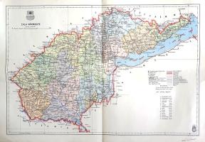 [Térkép] Zala vármegye térképe [a muraközi bevonulás után]. Mérték: 1:335,000. (1941). [Budapest], 1941. Magyar Királyi Honvéd Térképészeti Intézet. Színes térkép, mérete: 295x445 mm egy 350x500 mm méretű térképlapon. Domborzati és vízrajzi részleteket is feltüntető térképünk a M. kir. Honvéd Térképészeti Intézet 1937-1941 között készült közigazgatási térképsorozatának tagja. Nyugat-keleti irányban hosszan elnyúló megyénk a trianoni döntés következtében elvesztette délnyugati járásait: az alsólendvai, csáktornyai és perlaki járást; e területeket az újonnan létesített Szerb-Horvát-Szlovén Királyság kapta meg. A megye az 1941. év áprilisi muravidéki és muraközi bevonulással visszanyerte mindhárom járását, térképünkön jelzett területe megegyezik a megye történelmi területével. A háború után Zala megye alakja alaposan megváltozott, nem csupán három Mura-menti járásától fosztották meg: az 1950-es megyerendezés a Balatonfüredig Zala megyéhez tartozó teljes Balaton-felvidéket az iparibb jellegű Veszprém megyéhez csatolta, a balatonfüredi, tapolcai, sümegi és keszthelyi járás egészét, a megye így teljesen el volt zárva a Balatontól (keszthelyi járását Zala megye 1978-ban visszakapta). Térképünk feltünteti a megye vasútvonalait, első-, másod- és harmadrendű útjait és egyéb műútjait: megyei vasúthálózatunk érdemben azóta sem fejlődött. Megyénk települései közül kiemelkedik a két rendezett tanácsú város, Zalaegerszeg és Nagykanizsa; a jelentős hagyományokkal bíró városi települések: Balatonfüred, Tapolca, Keszthely, Alsólendva és Csáktornya térképünk tájékoztatása szerint nagyközségnek számít. Dokumentumunkon nem mellesleg jól tanulmányozható Zala megye földrajzi-néprajzi okokból kialakult, jellegzetesen aprófalvas településszerkezete. Döntően közigazgatási és közlekedésföldrajzi célokat szolgáló térképünk a megye dombvidéki alkatára való tekintettel magassági adatokkal kiegészített domborzati, egyedülállóan gazdag vízkészlete miatt vízrajzi részleteket is közzétesz. Piktogramok jelzik a megye kastélyait és várromjait. Egyes települések mellett magassági jelzés. Jelmagyarázat a jobb alsó sarokban, a címsor felett a megye címere lebeg, a kiadási év a bal alsó sarokban (1941). A jobb alsó sarokban kereskedői bélyegzés. Jó állapotú lap, halvány hajtásnyomokkal, hátoldalán kézi feliratozás.