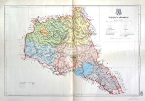 [Térkép] Veszprém vármegye térképe. Mérték: 1:335,000. (1941). [Budapest], 1941. Magyar Királyi Honvéd Térképészeti Intézet. Színes térkép, mérete: 295x445 mm egy 350x500 mm méretű térképlapon. Domborzati és vízrajzi részleteket is feltüntető térképünk a M. kir. Honvéd Térképészeti Intézet 1937-1941 között készült közigazgatási térképsorozatának tagja. A Dunántúl szívében található, nyugat-keleti irányban hosszan elnyúló megyénket a trianoni határmódosítások és az 1938-1941 közötti bővülések nem érintették. Megyénk alakja azonban erősen eltér mai alakjától: az 1950-es megyerendezések során keleten némely területeit elvesztette (a Siófokot és Balatonvilágost is magába foglaló, Balaton alá nyúló enyingi járás egészét, valamint a zirci járás északkeleti negyedét), cserébe Zala megye rovására kiegészült a balatonfüredi, a tapolcai, a sümegi, és 1978-ig a keszthelyi járással. Térképünk feltünteti a megye vasútvonalait, első-, másod- és harmadrendű útjait és egyéb műútjait: megyei vasúthálózatunk érdemben azóta sem fejlődött, észak-bakonyi vasútját pedig napjainkban veszítette el. Emlékezetes részleteket megörökítő megyetérképünk települései közül kiemelkedik a két rendezett tanácsú város, Veszprém és Pápa; a jelentős turisztikai, kulturális hagyománnyal vagy ipari potenciállal bíró városi települések: Balatonalmádi, Siófok és Zirc; Várpalota és Ajka térképünk tájékoztatása szerint csupán nagyközségnek számít. Döntően közigazgatási és közlekedésföldrajzi célokat szolgáló térképünk a megye hegyvidéki alkatára való tekintettel magassági adatokkal kiegészített domborzati, gazdag vízkészlete miatt vízrajzi részleteket is közzétesz. Piktogramok jelzik a megye gazdasági és kulturális erőforrásait: bányáit, kastélyait és várromjait. Egyes települések mellett magassági jelzés. Jelmagyarázat a jobb felső sarokban, a címsor felett a megye címere lebeg, a kiadási év a bal alsó sarokban (1941). A jobb alsó sarokban kereskedői bélyegzés. Jó állapotú lap, halvány hajtásnyomokkal, hátoldalán kézi feliratozás.
