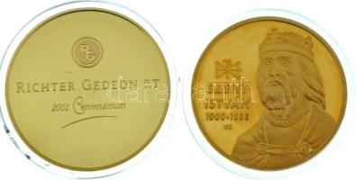 Kósa István (1953-) 2001. "Richter Gedeon RT. 2001 Centenárium / Egészséges fejlődés a jövő nemzedékéért - Aszklépiosz" kétoldalas aranyozott fém emlékérem kapszulában (42mm) + ifj. Szlávics László (1959-) 2011. "Nagy Magyarok / Szent István" aranyozott Cu emlékérem (40mm) T:AU (eredetileg PP)