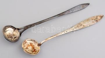 2 darab antik érméből készített ezüst (Ag) kanál, cca 1810/40, egyikben mesterjegy: Franciscus Günther. Nettó: 27g