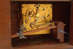 Mauthe német kandallóóra, kulccsal, ingával, kopással, 52x15x22 cm