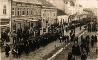 Léva, Levice; ünnepség télen, Medvegy Lajos cukrászdája, Jozef Engel és Syn, Lachky Elek, Kohn Miksa, Holzmann üzlete. Foto Rusznák / procession in winter, confectionery, shops. photo