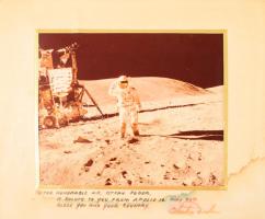 Charles Duke (1935- ) amerikai űrhajós, az Apollo 16 legénységének tagja autográf deidkációja magyar férfi részére, Holdraszállást ábrázoló fotón Teljes méret 36x28 cm Alján elázott a karton /  Charles Duke (1935- ), American astronaut, member of the Apollo 16 crew, autograph dedication to a Hungarian man, on a photo depicting the Moon landing. Total size 36x28 cm. The cardboard is soaked at the bottom.