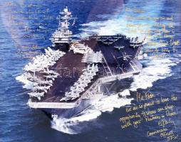 1997 Az USS JFK (United States Ship John Fitzgerald Kennedy) anyahajó kapitánya és légi század kapitányának autográf aláírásával a hajó nagy méretű fotóján magyar személy részére 36x29 cm 55x44 cm Üvegezett keretben  / 1997 Autographs of the captain and air squadron captain of the USS JFK (United States Ship John Fitzgerald Kennedy) on a large photo of the ship for a Hungarian person