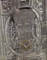 Emlékpohár magyar címerrel díszítve. cca 1880, formába fújt üveg, alján minimális pattogzással, m: 8...