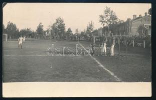 1919 Krasznaja Recska, Rjecska, Krasnaia- Rjetschka (Habarovszk, Khabarovsk); Az ekkor már amerikai fennhatóság alatt hadifogolytábor A sporttelep menyitása labdarúgó mérkőzés kezfdőrugással. Fotólap 14x9 cm Hátoldalán Stobbe Kálmán (1883-1936) építőmester, labdarúgó, a magyar válogatott edzője feliratával és pecsétjével / Japanese-Russian POW (prisoner of war) camp, photo  1919 Krasznaja Recska, Rjecska, Krasnaia- Rjetschka (Khabarovsk, Khabarovsk); The prisoner of war camp, which was then under American control. The opening of the sports complex, a football match with a handball match. Photo sheet 14x9 cm. On the back, with the inscription and seal of Kálmán Stobbe (1883-1936), builder, football player, coach of the Hungarian national team