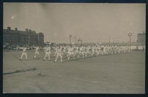 1919 Krasznaja Recska, Rjecska, Krasnaia- Rjetschka (Habarovszk, Khabarovsk); Az ekkor már amerikai fennhatóság alatt hadifogolytábor A sporttelep tornászversennyel Fotólap 14x9 cm Hátoldalán Stobbe Kálmán (1883-1936) építőmester, labdarúgó, a magyar válogatott edzője feliratával és pecsétjével / Japanese-Russian POW (prisoner of war) camp, photo 1919 Krasznaja Recska, Rjecska, Krasnaia- Rjetschka (Khabarovsk, Khabarovsk); The prisoner of war camp, which was then under American control. Sports complex,with athletists Photo 14x9 cm. On the back, with the inscription and seal of Kálmán Stobbe (1883-1936), builder, football player, coach of the Hungarian national team