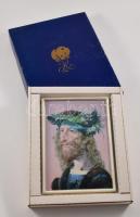 Hollóházi Szász Endre porcelánkép: Lovag. Porcelán, jelzett, 2002 Magyar Termék - Nagydíj, hibátlan, 19,5x14,5 cm Eredeti dobozában