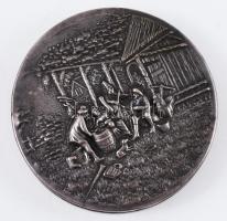 Pudrié szüreti jelenettel, domborműves díszítéssel, ezüstözött fém, jó állapotban 8 cm
