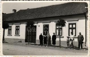 Lippa, Lipova; ház, előtte a család / house, with family members. Steinitzer photo