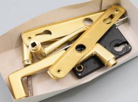 Egy pár kilincs és egy zár.