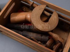 Kis fadoboznyi régi fatárgy tétel, közte szorító, hordócsapok, stb