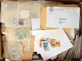 Nagy borítékos rendező régi bélyegekkel az 1990-es évekig, közte kevés köznapi küldemény, nagyobb hullámkarton dobozban. Érdemes megnézni!!