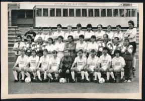 Kispest labdarúgócsapatának csoportképe, közöttük Mezei György edzővel 24x16 cm
