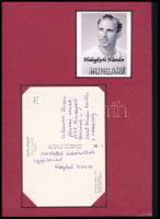 Hidegkuti Nándor labdarúgó az Aranycsapat játékosának saját kézzel írt aláírása kivágáson, képe alatt.