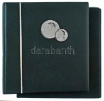 "NUMIS" zöld műbőr négygyűrűs érmeberakó album tokkal + 10db berakólappal, egyenként ~34,5mm-es fészekkel (200x) + 4db osztatlap berakólap soros tartóval, egyenként ~34,5mm-es fészekkel (80x), összesen 280db férőhellyel. Újszerű állapotban