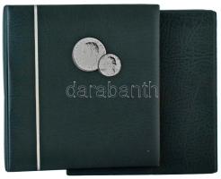 "NUMIS" zöld műbőr négygyűrűs érmeberakó album tokkal + 9db berakólap, egyenként ~34,5mm-es fészekkel (180x) + 1db berakólap, egyenként 25mm-es fészekkel (30x) + 5db osztatlap berakólap soros tartóval, egyenként ~34,5mm-es fészekkel (100x), az egész album összesen 310db férőhellyel. Újszerű állapotban