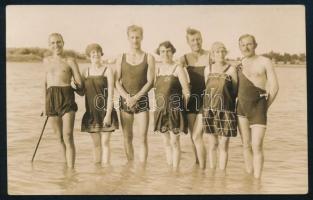 cca 1930 Fürdőzők Balatonbogláron, fotólap