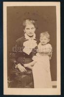 cca 1880 Mária Jozefa szász királyi hercegnő (1867-1944) és a gyermek IV. Károly (1887-1922) portréja, keményhátú fotó, 10x6 cm