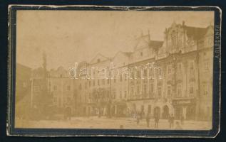 cca 1900 Pardubice / Pardubitz cseh város főterének részlete a pestis oszloppal, keményhátú fotó A. Glöckner pardubice-i műterméből, kissé kopott kartonnal, 10x6 cm